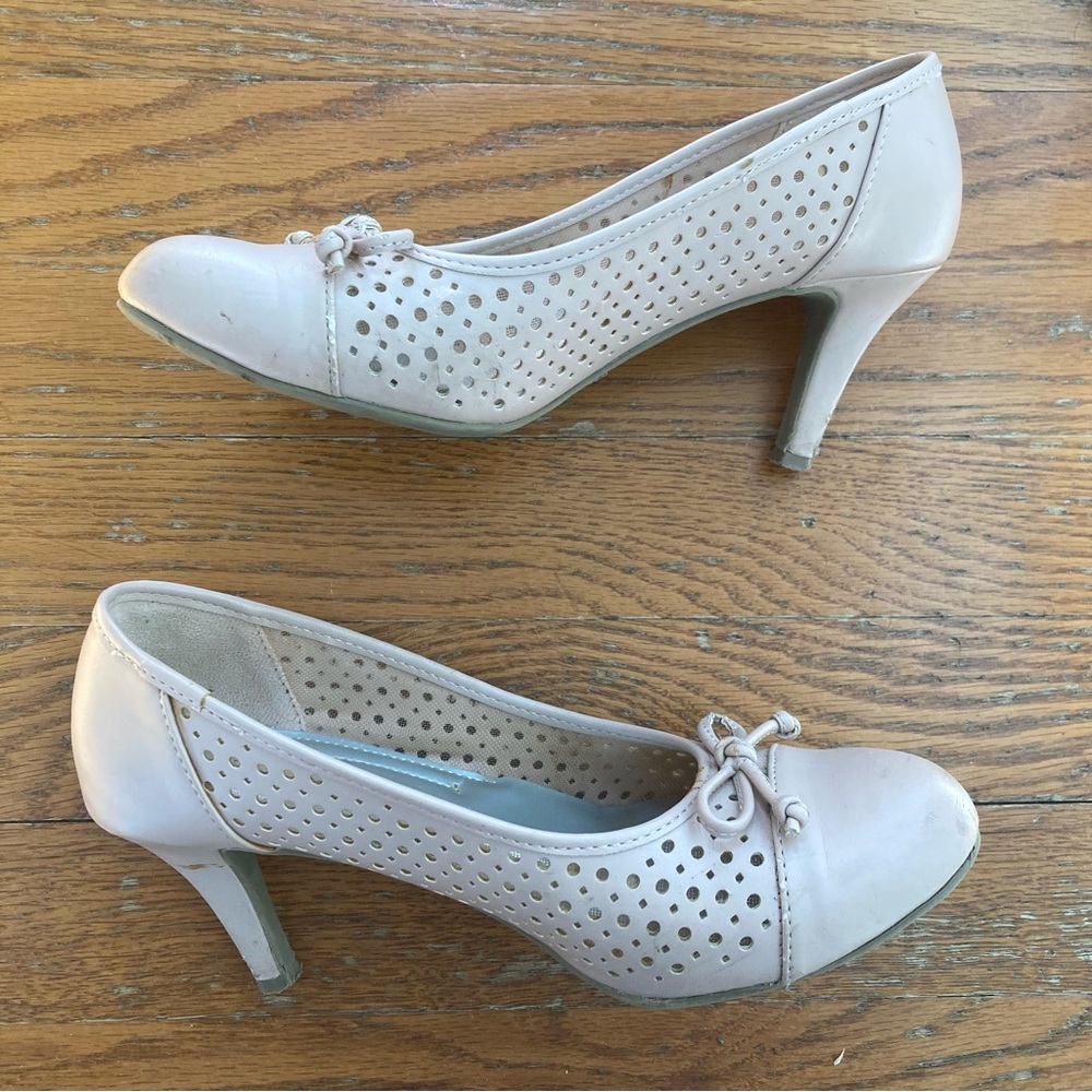 4/$10 - Comfort Plus Pale Pink Heeled Pumps with Bows - Picture 1 of 15